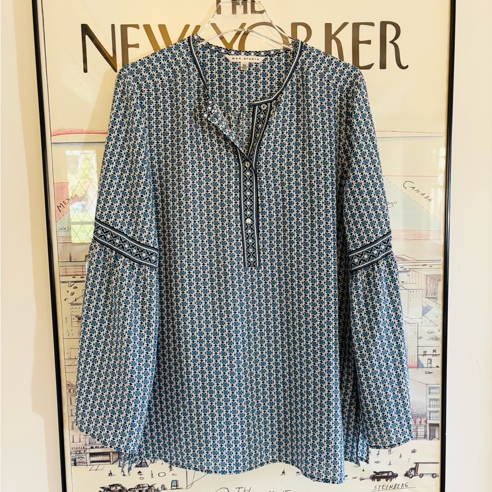 Max Studio floral blue and white floral blouse with side slits  size  XL